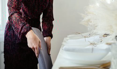 Dona preparant la taula de Nadal