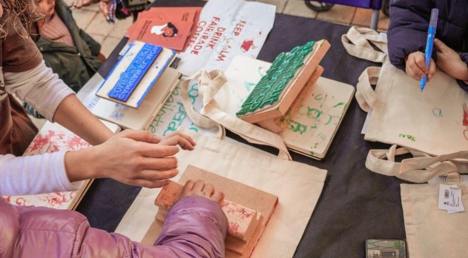 Estampació en bosses de tela descartades: creativitat, reutilització i comerç just