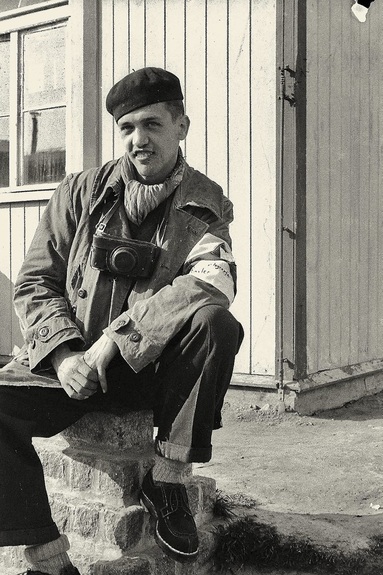 Francesc Boix, poc després de l'alliberament de Mauthausen, amb la càmera al coll i el braçalet de reporter. Foto: MUSEU D’HISTÒRIA DE CATALUNYA