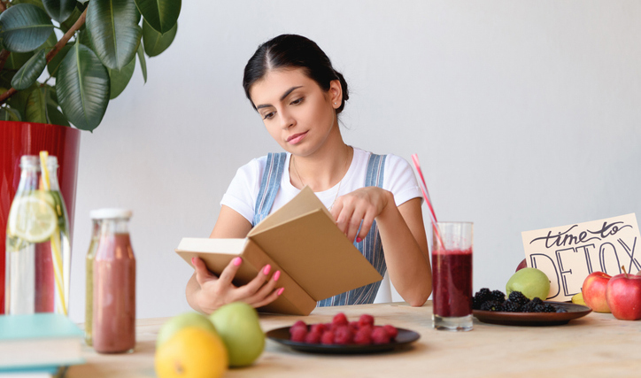 dona jove amb llibre © LightFieldStudios / iStock.com