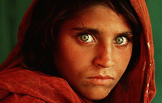 La noia afgana d'ulls verds penetrants